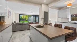 LUXURIOUS HOLIDAY HOME Bolton - Image 4