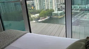 London Canary Wharf Luxury Stay - Image 2