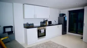 Perfect 1 Bed Apartment Sleeps 5 1 Kingsize bed 1 double Sofabed & Foldable Single bed Free Parking Wifi good transport network shopping Holiday Makers Families Contractors in North London - Image 3