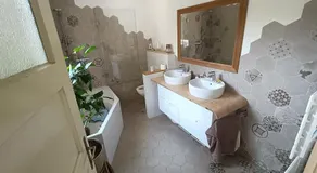 EN Homestay with private top floor, 3 bedrooms, bathroom, kitchenette, host stays downstairs with a cat and 2 small dogs --- CS Soukromé horní patro, 3 ložnice, koupelna, vařič, balkon - Přízemí sdílené s hostitelem, kočkou a 2 malými psy - Image 2