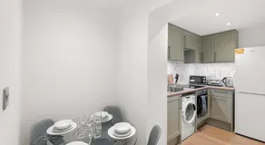 Stylish 2BR Apartment Near Beckenham Station - Image 4