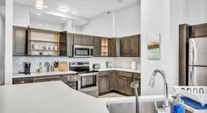 Luxe Flat with Heated Pool Sauna Rooftop Deck Gym - Image 4