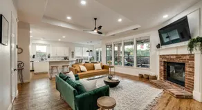 Pool house with hot tub and cinema - Image 5
