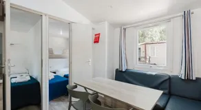 Mobil-home avec piscine, barbecue et terrasse | Vue jardin - Image 2