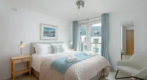Pass the Keys Spacious Bright Modern Edinburgh City Flat - Image 2