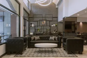 Maxim's Inn - Image 2