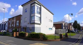 Rylance Luxury House - Free Parking - Image 4