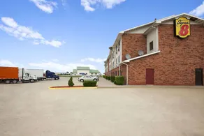 Super 8 by Wyndham Bowling Green - Image 3