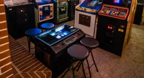 1980's Themed Room with MASSIVE 80's Arcade - Image 2