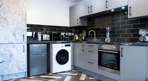 Adam Court Studios and Apartments - Image 4
