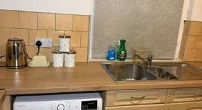 Group-Friendly 2BR Home for 7 with 2 En-Suites & Fast WiFi near Kirkgate and Trinity Walk - Image 5