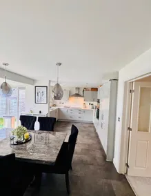 Spacious Luxurious 4 Bedroom House - Free Parking - Image 3