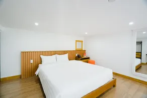 Standard 1 bedroom City view - Image 2