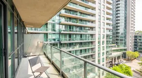 Bright 1 Bedroom & Den Condo Downtown Toronto - Image 3