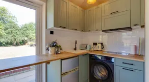 Pass the Keys Charming and Central Garden Studio Flat Free Parking - Image 4