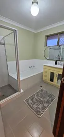 Spacious 5 bed opposite IGA & Golf Course - Image 3