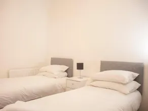 Just Relocate - Dearlove Place with Free Parking - Image 2
