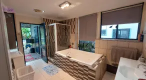 Quand0ng Valley Inn The Waterfall Room - Image 2