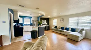 Luxurious Cottage With Full Yard Near The Beach - Image 2