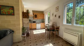 Maison rénovée avec terrasse privative et jardin au centre de Gemenos - Image 2