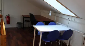 Rooms in quiet Yellow Courtyard Apartment - Image 4