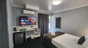 Crest Motor Inn - Image 2