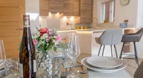 Pass the Keys 1 bed Albury Contemporary Apartment with Secure Parking - Image 4