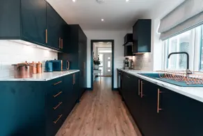 Modern Bungalow, Hot Tub, Work & Family Stays - Image 2