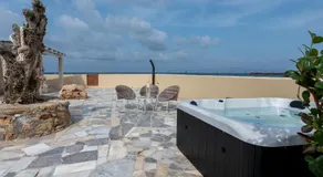 Sandy Steps Beachfront Apartments - Image 4