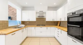 Maison Hammoud, Luxury Rooms in Wembley - Image 2