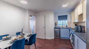 Modern 3 Bed, Ideal for Contractors, FREE PARKING - Central - Image 5
