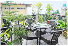 Goroomgo Broadway Mall Road Darjeeling with Kanchenjunga Himalayan View - Image 3
