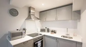 Modern,central 1 bedroom flat - Image 5