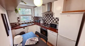 Cosy Urban Family Flat - Zone 2 With Free Parking, 3 mins to Queens Road Peckham station - Long term Availability - Image 4