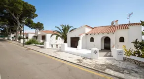 Spacieuse maison de vacances entièrement équipée avec terrasse, piscine et barbecue | Vue plage | À côté de la plage - Image 4