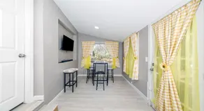 King Bed Creekfront Retreat in Jacksonville - Image 4