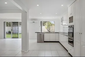 4 Bedroom, 3 bath room home in Kingswood NSW, free WIFI Internet, free parking - Image 2