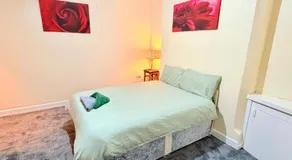 Spacious Private Room Walk to Station & Football Stadium Self Check-in, Quiet Area - Image 2