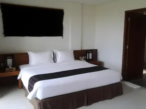 L Bajo Hotel - Image 2