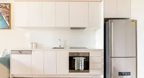 Beachside flat with free parking - Image 4