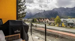 Scenic Views in a Luxurious Townhouse - Image 5