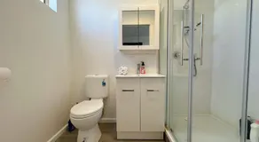Claremont Comfort Cottage - Image 4