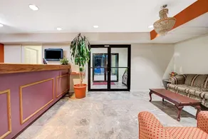 Super 8 by Wyndham Dallas South - Image 4