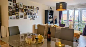 Modern 2 bedroom Flat with Parking Balcony and WiFi - Image 4