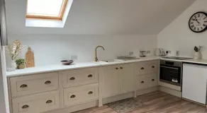 Hollies hideaway - Image 3