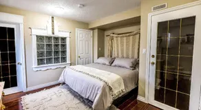 The River Blossom Suite - Downtown - Image 5