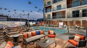 Luxury Penthouse 2-BR - with Pool & Gym Access - Image 3