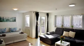 Hébergement moderne à Leutkirch avec vue sur les montagnes, Wi-Fi et balcon - Image 2