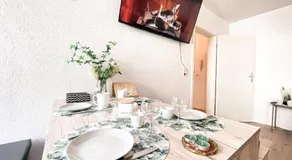 Zentrales Apartment mit TV, Küche und Mikrowelle - Image 3