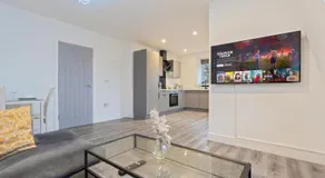 Stylish Two Bedroom Apartment - Secure Parking & Balcony 9MC - Image 2